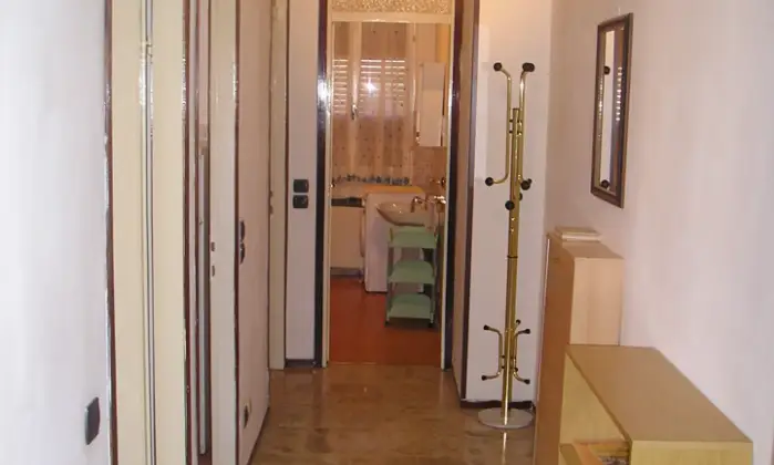 Rexer-Pavia-Con-due-grandi-stanze-fermata-linea-tre-antistante-ALTRO
