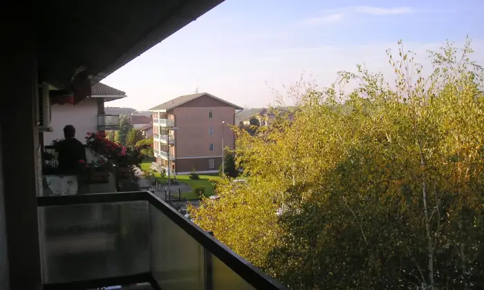 Rexer-Pavia-Con-due-grandi-stanze-fermata-linea-tre-antistante-ALTRO