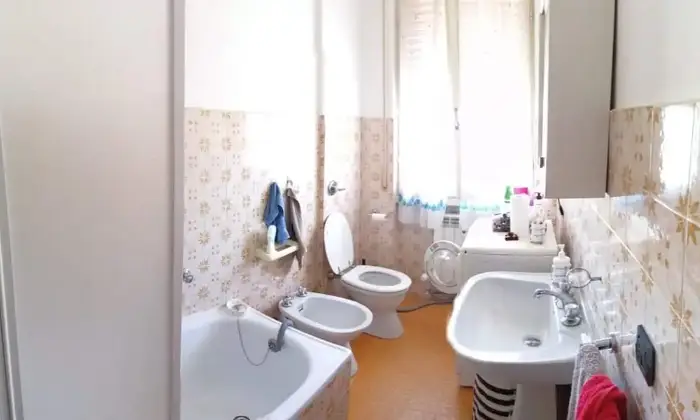 Rexer-Pavia-Con-due-grandi-stanze-fermata-linea-tre-antistante-BAGNO