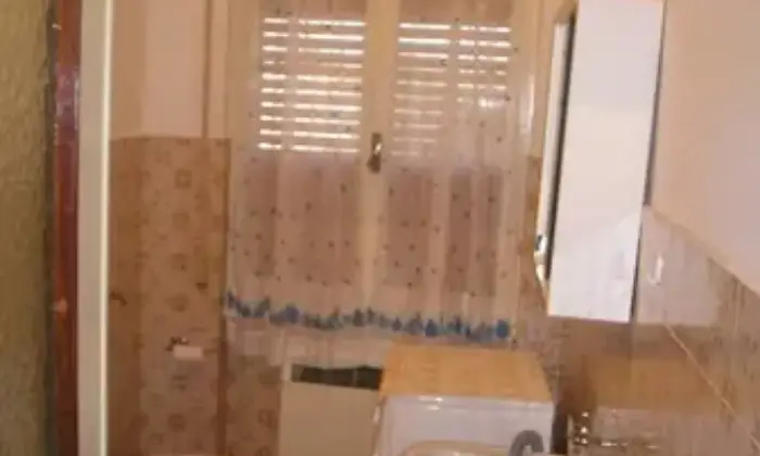 Rexer-Pavia-Con-due-grandi-stanze-fermata-linea-tre-antistante-BAGNO