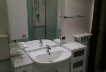 Rexer-Trecate-SI-AFFITTA-STANZA-SINGOLA-in-appartamento-TRILOCALE-BAGNO