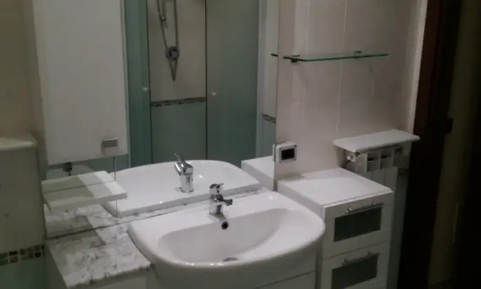 Rexer-Trecate-SI-AFFITTA-STANZA-SINGOLA-in-appartamento-TRILOCALE-BAGNO