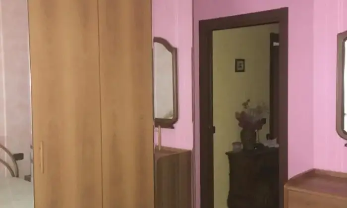 Rexer-Trecate-SI-AFFITTA-STANZA-SINGOLA-in-appartamento-TRILOCALE-CAMERA-DA-LETTO