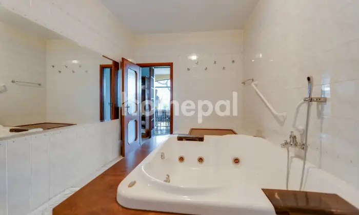 Rexer-Lonato-del-Garda-Villa-vista-lago-con-piscina-e-uliveto-Desenzano-del-Garda-BAGNO