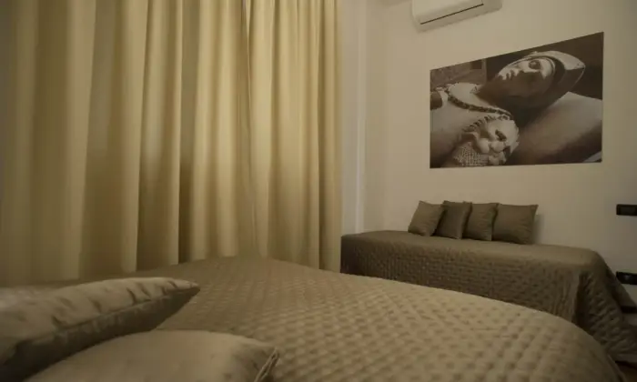 Rexer-Ravenna-Camere-di-lusso-per-studentessa-in-appartamento-ristrutturato-CameraDaLetto