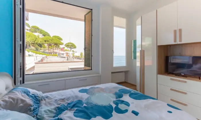 Rexer-Arenzano-Grande-appartamento-sul-mare-CAMERA-DA-LETTO