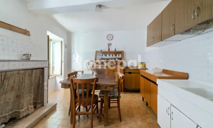 Rexer-Pisoniano-Bilocale-in-vendita-in-via-Torrioni-CUCINA