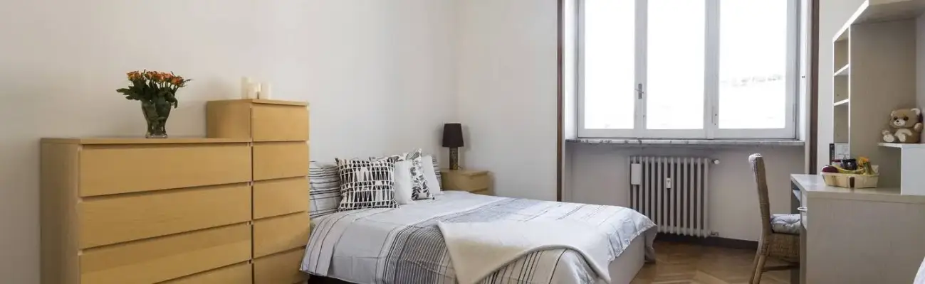 Rexer-Milano-Ampia-camera-luminosa-posizione-centrale-Spacious-room-in-city-centre-CAMERA-DA-LETTO