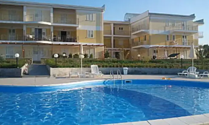 Rexer-Cir-Marina-Trilocale-con-giardino-PISCINA