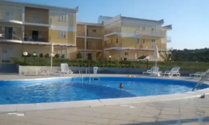 Rexer-Cir-Marina-Trilocale-con-giardino-PISCINA
