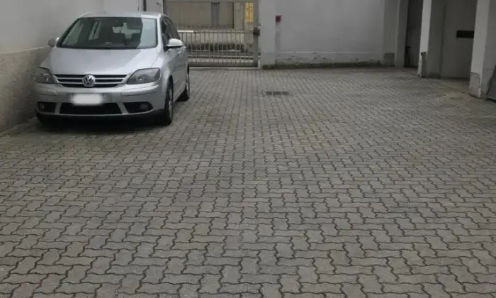 Rexer-Busto-Arsizio-BOX-AUTO-in-VIA-TORQUATO-TASSO-vicino-FERROVIA-ALTRO