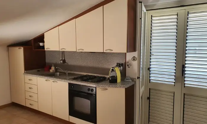 Rexer-Alba-Adriatica-Appartamento-mansardato-CUCINA