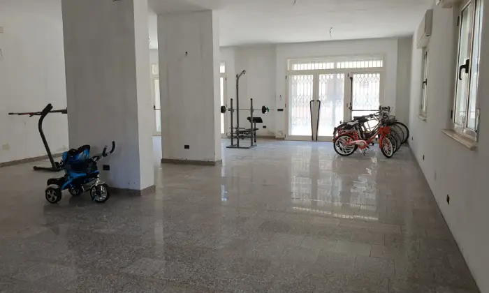 Rexer-Alba-Adriatica-Palazzina-vicino-al-mare-Locale-commerciale