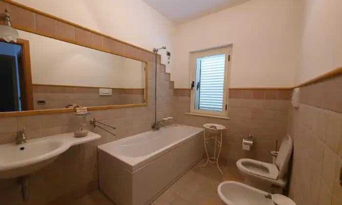Rexer-Alba-Adriatica-Palazzina-vicino-al-mare-BAGNO