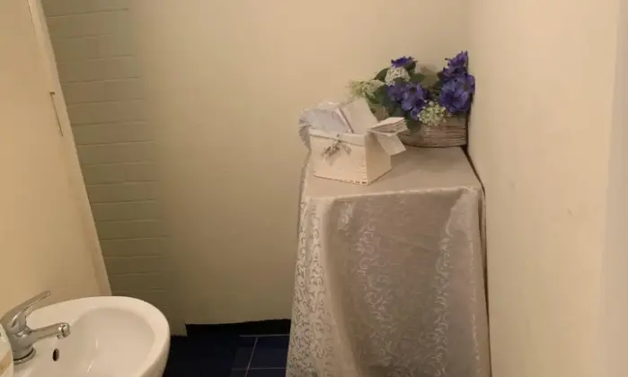 Rexer-Genova-Genova-Via-Malta-grande-stanza-uso-ufficiostudio-BAGNO