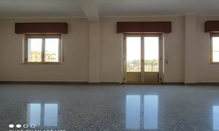 Rexer-Reggio-di-Calabria-Via-Arangea-ampio-Trilocale-al-secondo-piano-SALONE