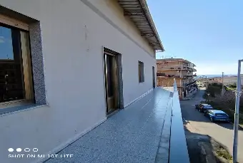 Rexer-Reggio-di-Calabria-Via-Arangea-ampio-Trilocale-al-secondo-piano-SALONE