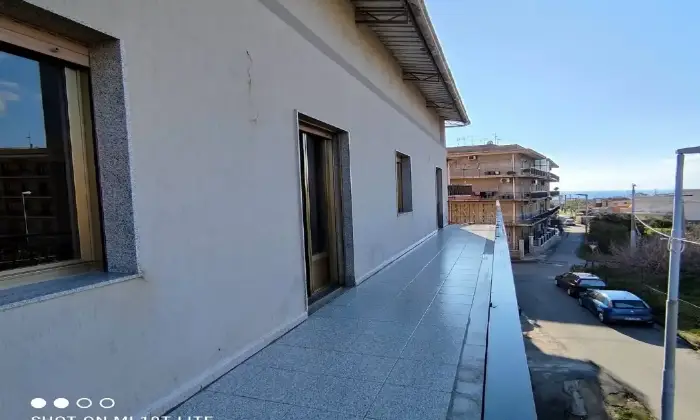Rexer-Reggio-di-Calabria-Via-Arangea-ampio-Trilocale-al-secondo-piano-SALONE