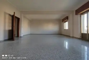 Rexer-Reggio-di-Calabria-Via-Arangea-ampio-Trilocale-al-secondo-piano-SALONE