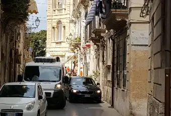 Rexer-Siracusa-Commerciale-a-pochi-passi-da-Fontana-Aretusa-Ortigia-C-ALTRO