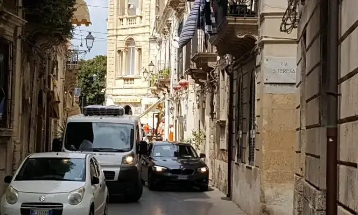Rexer-Siracusa-Commerciale-a-pochi-passi-da-Fontana-Aretusa-Ortigia-C-ALTRO