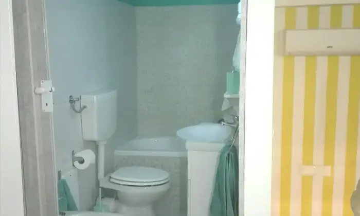 Rexer-Napoli-Grazioso-e-Centralissimo-monolocale-con-soppalco-BAGNO