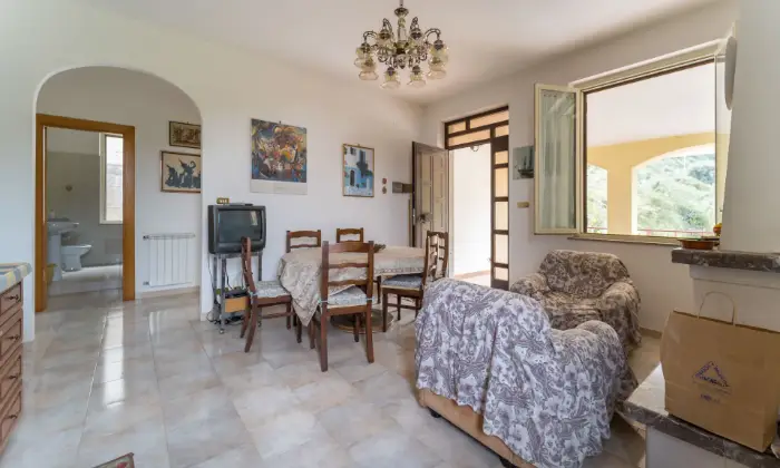 Rexer-SantAgata-di-Militello-Villetta-con-corte-esterna-e-uliveto-SALONE