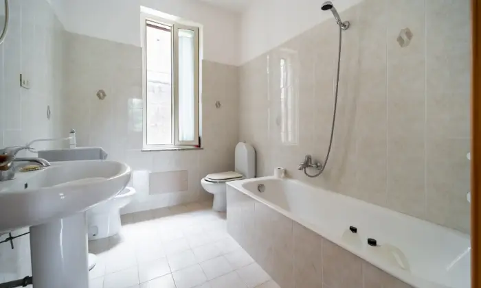 Rexer-SantAgata-di-Militello-Villetta-con-corte-esterna-e-uliveto-BAGNO
