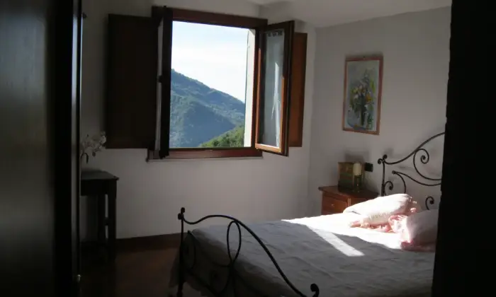 Rexer-Avegno-Casa-indipendente-su-tre-piani-unifamiliare-con-vista-scorcio-mare-CAMERA-DA-LETTO
