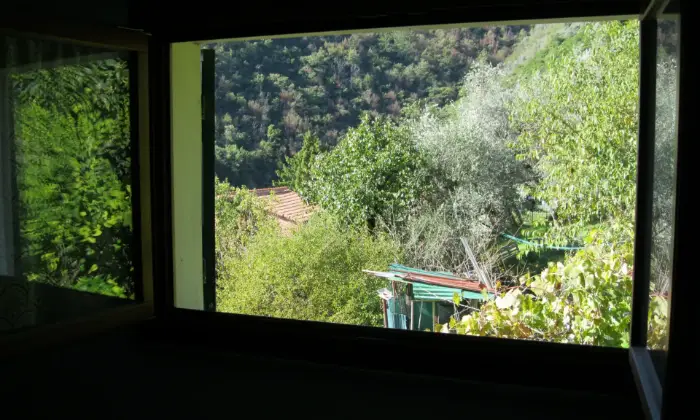 Rexer-Avegno-Casa-indipendente-su-tre-piani-unifamiliare-con-vista-scorcio-mare-CAMERA-DA-LETTO