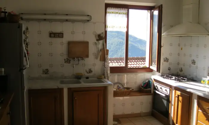 Rexer-Avegno-Casa-indipendente-su-tre-piani-unifamiliare-con-vista-scorcio-mare-CUCINA