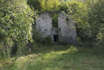 Rexer-Grigno-Un-edificio-da-ristrutturare-un-rudere-e-terreni-ALTRO