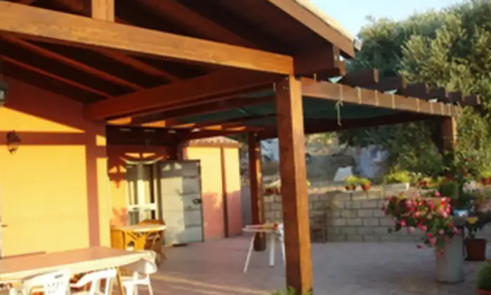 Rexer-Bosa-Villetta-i-Ciliegi-immersa-nei-vigneti-di-Bosa-TERRAZZO