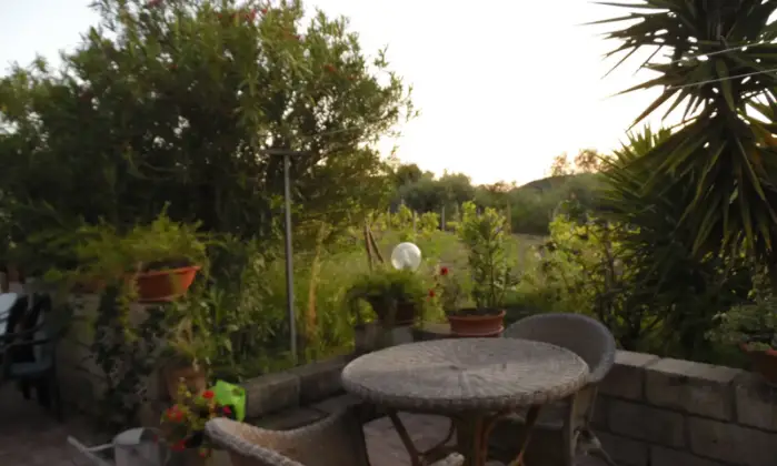 Rexer-Bosa-Villetta-i-Ciliegi-immersa-nei-vigneti-di-Bosa-GIARDINO