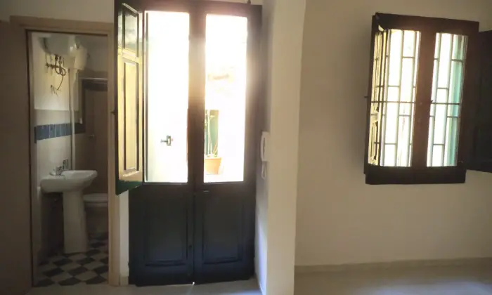 Rexer-Brindisi-BELLISSIMO-LOCALE-AFFITTO-IN-BRINDISI-CENTRO-SALONE