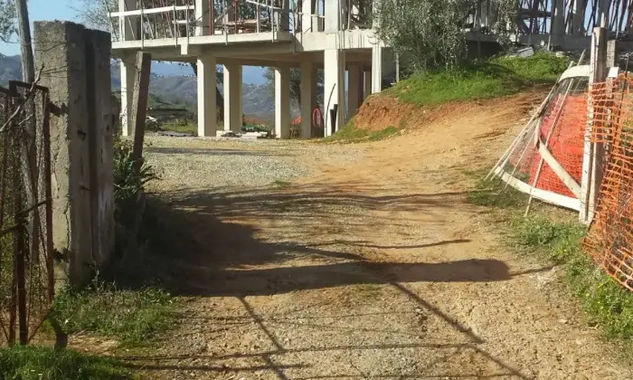 Rexer-Torano-Castello-Terreno-con-rustico-di-recente-costruzione