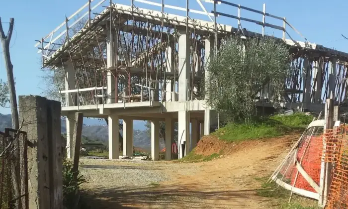 Rexer-Torano-Castello-Terreno-con-rustico-di-recente-costruzione