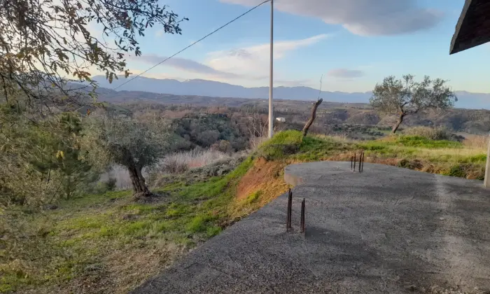 Rexer-Torano-Castello-Terreno-con-rustico-di-recente-costruzione-Terreno