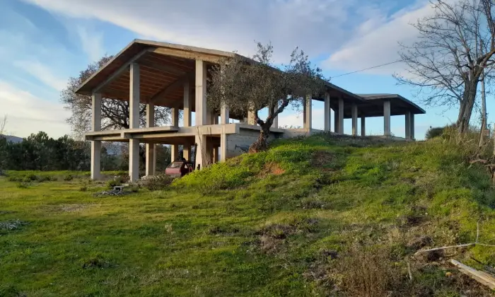 Rexer-Torano-Castello-Terreno-con-rustico-di-recente-costruzione