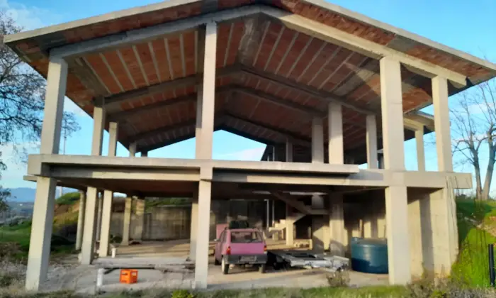 Rexer-Torano-Castello-Terreno-con-rustico-di-recente-costruzione-Terreno