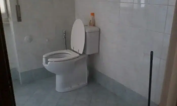 Rexer-Cassano-dAdda-Negozio-di-mq-con-bagno-e-retro-bottega-e-parquet-BAGNO