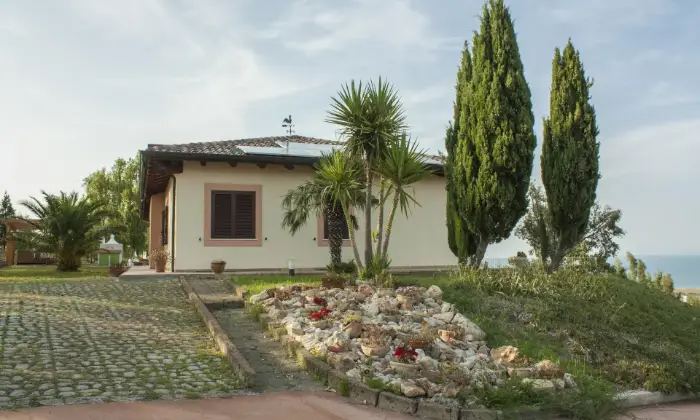 Rexer-Montenero-di-Bisaccia-Villa-fronte-mare-in-Molise-GIARDINO