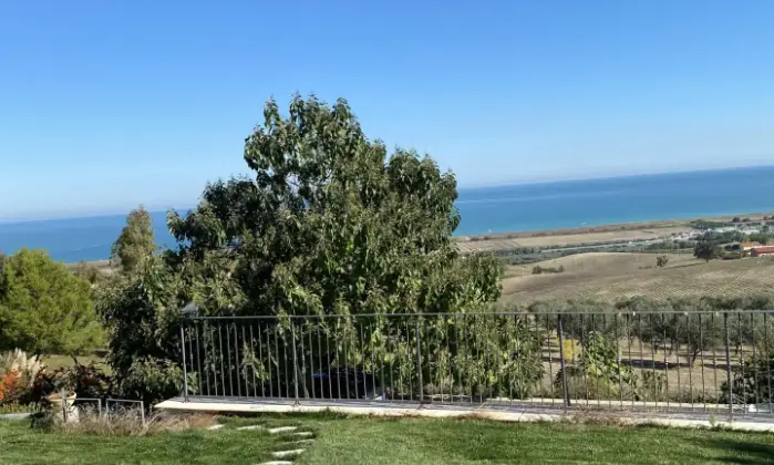 Rexer-Montenero-di-Bisaccia-Villa-fronte-mare-in-Molise-GIARDINO