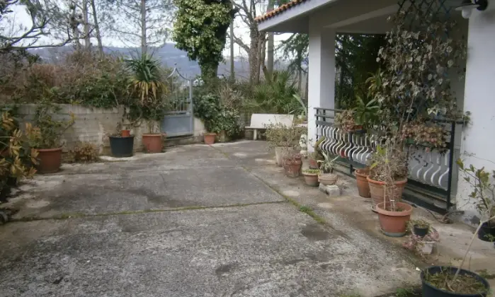 Rexer-San-Mango-sul-Calore-Grazioso-appartamento-in-villa-bifamiliare-GIARDINO