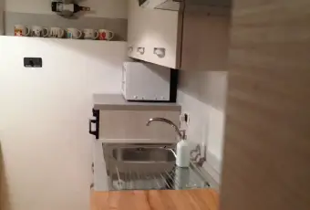Rexer-Roma-AFFITTASI-APPARTAMENTO-PIANO-TERRA-CUCINA