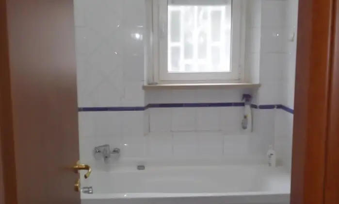 Rexer-Roma-AFFITTASI-APPARTAMENTO-PIANO-TERRA-BAGNO