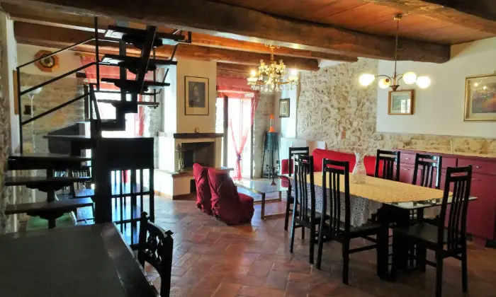 Rexer-Spoleto-Appartamento-attico-con-mansarda-in-centro-storico-SALONE