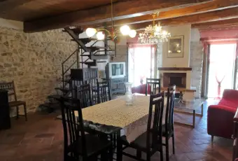 Rexer-Spoleto-Appartamento-attico-con-mansarda-in-centro-storico-SALONE