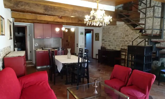 Rexer-Spoleto-Appartamento-attico-con-mansarda-in-centro-storico-SALONE