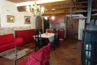 Rexer-Spoleto-Appartamento-attico-con-mansarda-in-centro-storico-SALONE